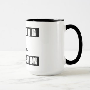 Mug le DJ de avertissement dans l'action mettent en