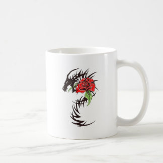 Mug le dragon tribal avec s'est levé