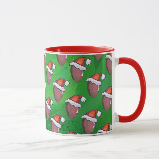 Mug Le football de casquette de Père Noël sur le vert (Droite)
