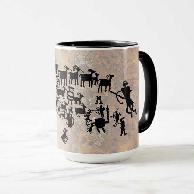Mug Le grand panneau pétroglyphe de chasse (Devant droit)
