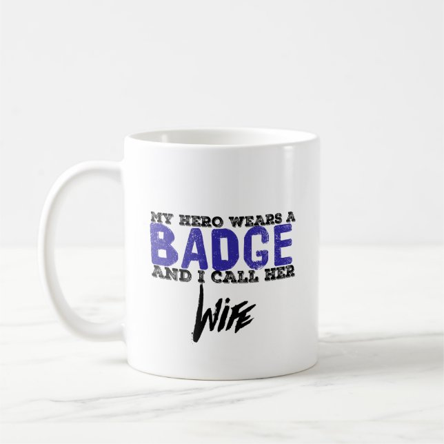 Mug Le héros d'épouse porte un insigne (Gauche)