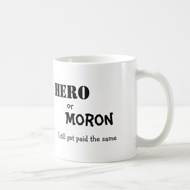 Mug Le héros, ou, débile, moi obtiennent toujours a (Droite)