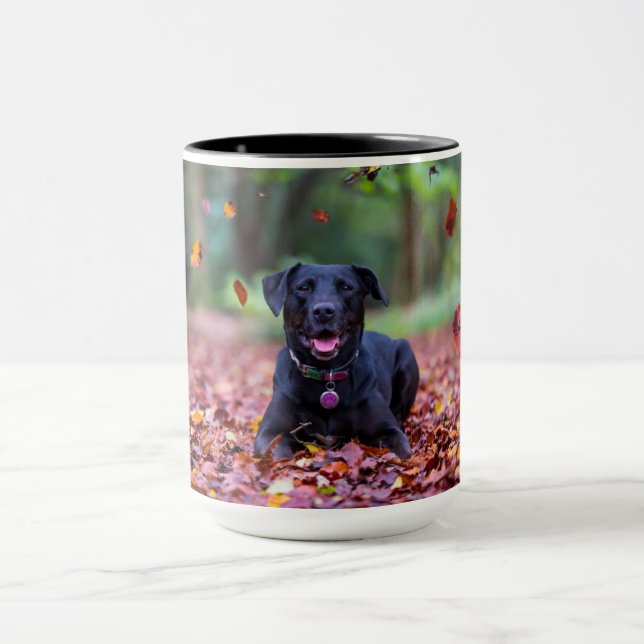 Mug Le Labrador Noir Dans Les Feuilles D'Automne (Centre)