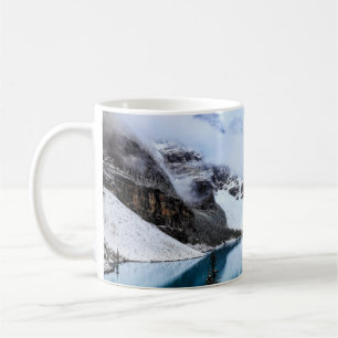 MUG LE LAC PRÈS DE LA MONTAGNE DE NEIGE COUVERTE PENDA