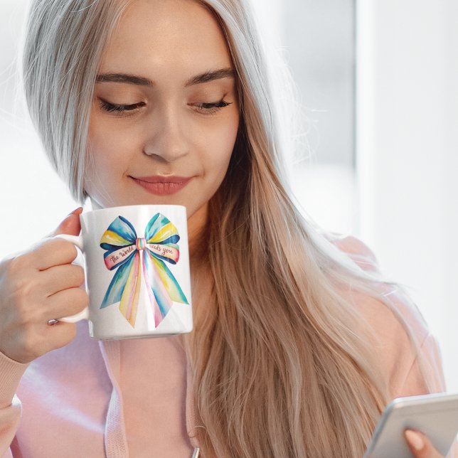 Mug Le Monde a besoin de toi, la boue (Empower or encourage someone special with this colorful, "The world needs you" bow mug! )
