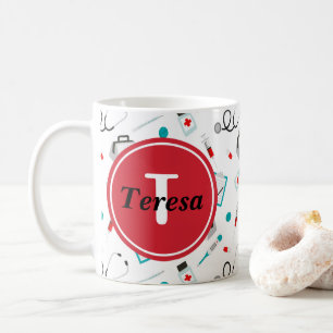 Mug Le monogramme mignon d'infirmière ajoutent la