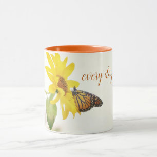 Mug Le papillon Monarque sur l'inspiration des fleurs 