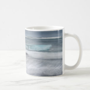 Mug Le paysage de la mer bruyante avec la glace, l'île
