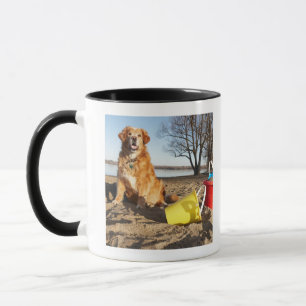 Mug Le portrait du chien à la plage avec le sable
