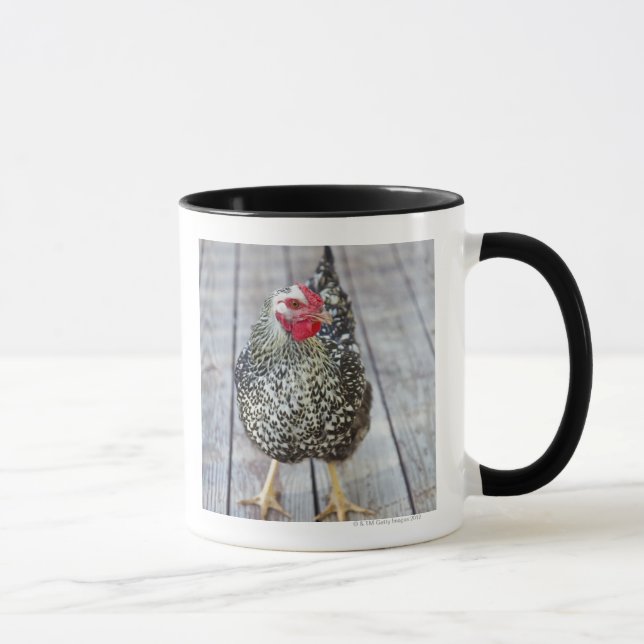 Mug Le poulet sur la plate-forme en bois, argentent (Droite)