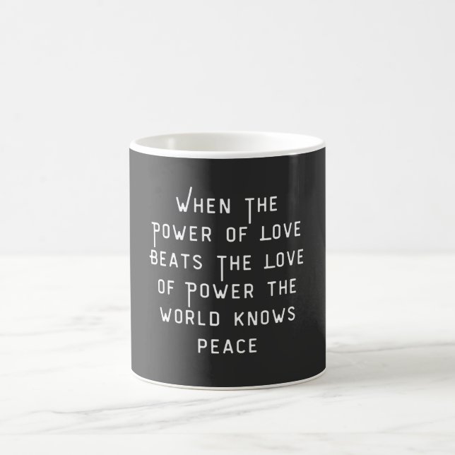 Mug le pouvoir de l'amour est plus grand que l'amour d (Centre)
