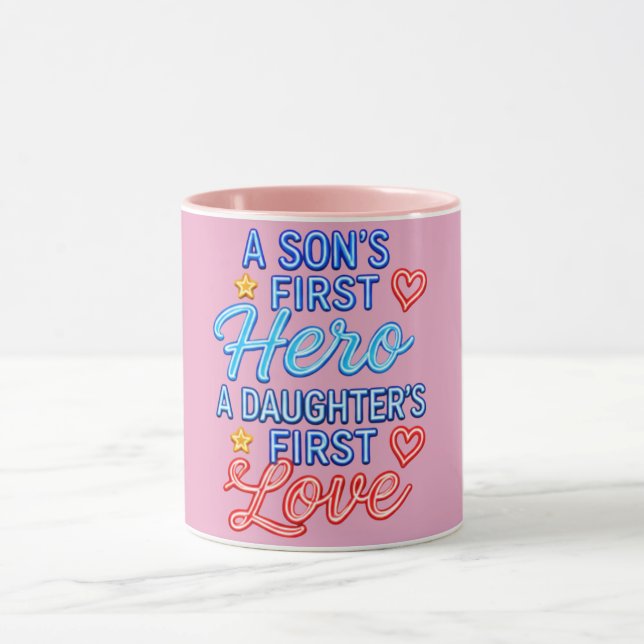 Mug Le premier héros d'un fils, le premier amour d'une (Centre)