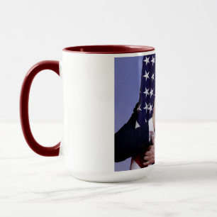 Mug Le président Trump brandit le drapeau américain