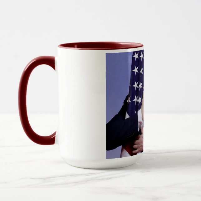 Mug Le président Trump brandit le drapeau américain (Gauche)