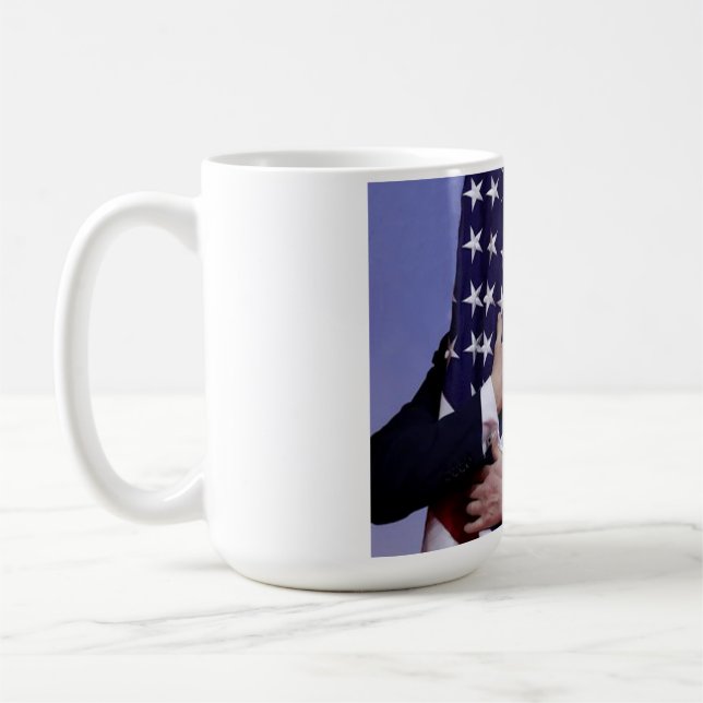 Mug Le président Trump brandit le drapeau américain (Gauche)
