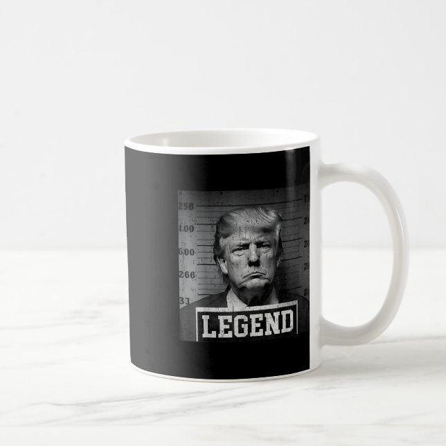 Mug Le président Trump frappe de plein fouet (Droite)