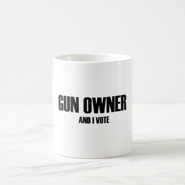 Mug Le propriétaire et moi d'arme à feu votent (Centre)