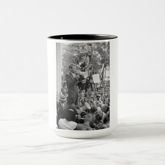 Mug Le sénateur Robert Kennedy en campagne pour le pré (Centre)