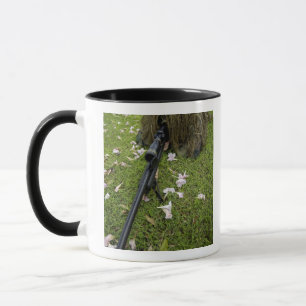 Mug Le soldat pratique la tactique de tireur isolé