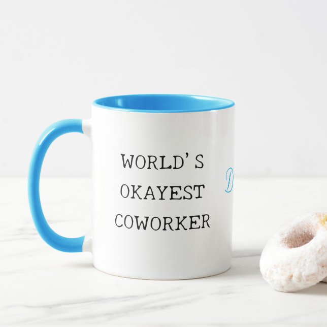 Mug Le texte personnalisé de Coworker le plus Okayest  (Avec donut)