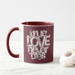 Mug Le véritable amour ne meurt jamais Typographie rom