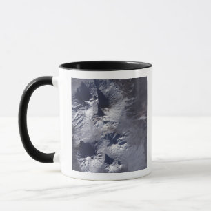 Mug Le volcan Bezymianny expose un modeste panache