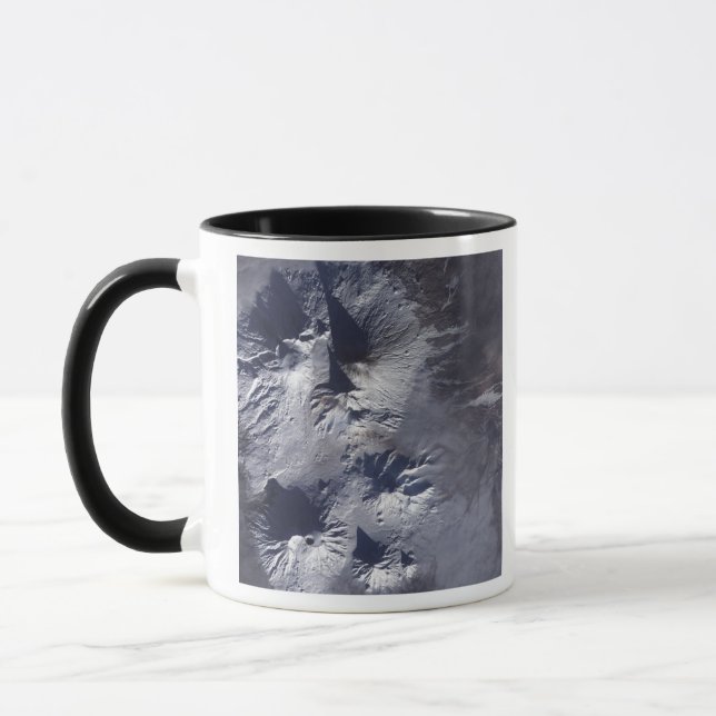 Mug Le volcan Bezymianny expose un modeste panache (Gauche)
