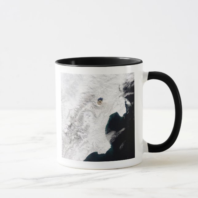 Mug Le volcan Shiveluch dans le kraï de Kamchatka, Rus (Droite)