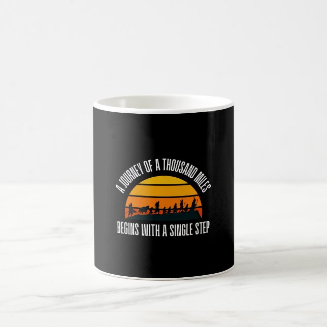 Mug Le Voyage de Mille Miles Commence par un Chant (Centre)
