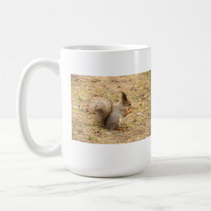Mug L'écureuil mignon mange une photo de noix