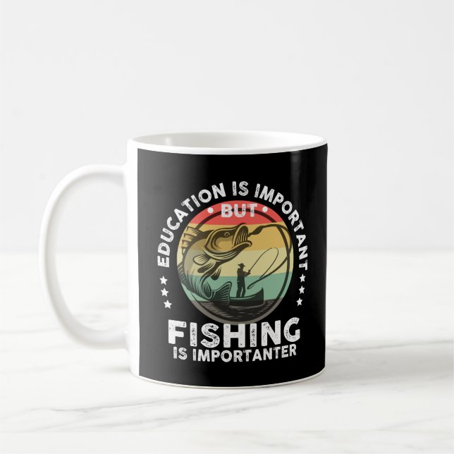 Mug L'Éducation Est Importante, Mais La Pêche Est Impo (Gauche)