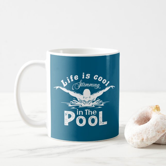 Mug Les Amoureux De La Piscine La Vie Est Cool Dans La (Avec donut)