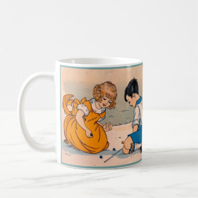Mug les années 1920 fille et garçon jouant des marbres (Gauche)