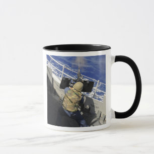 Mug Les artilleurs joignent mettre le feu à une