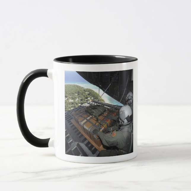 Mug Les aviateurs poussent une palette de biens donnés (Gauche)