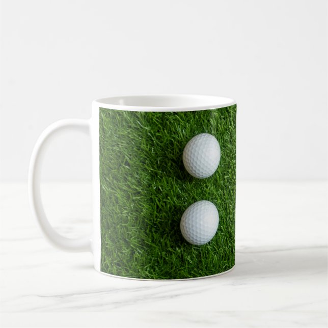 Mug Les balles de golf sont sur de l'herbe verte (Gauche)