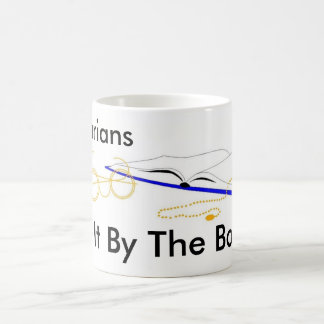 Mug Les bibliothécaires le font par les livres
