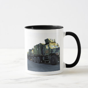 Mug Les camions blindés se reposent sur le pilier à la