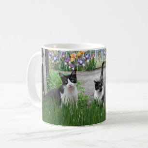 Mug Les chats jouent dans le jardin aux fleurs
