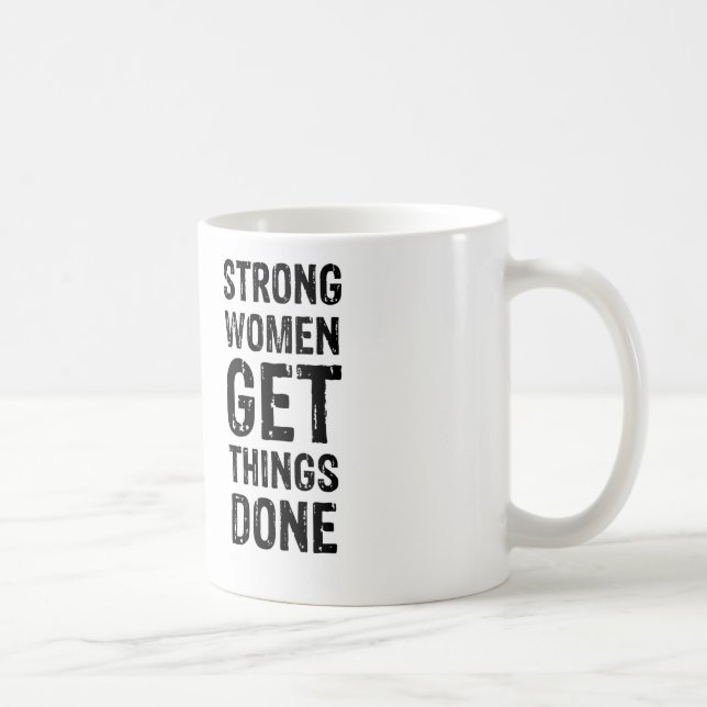 Mug Les femmes fortes obtiennent des choses faites (Droite)
