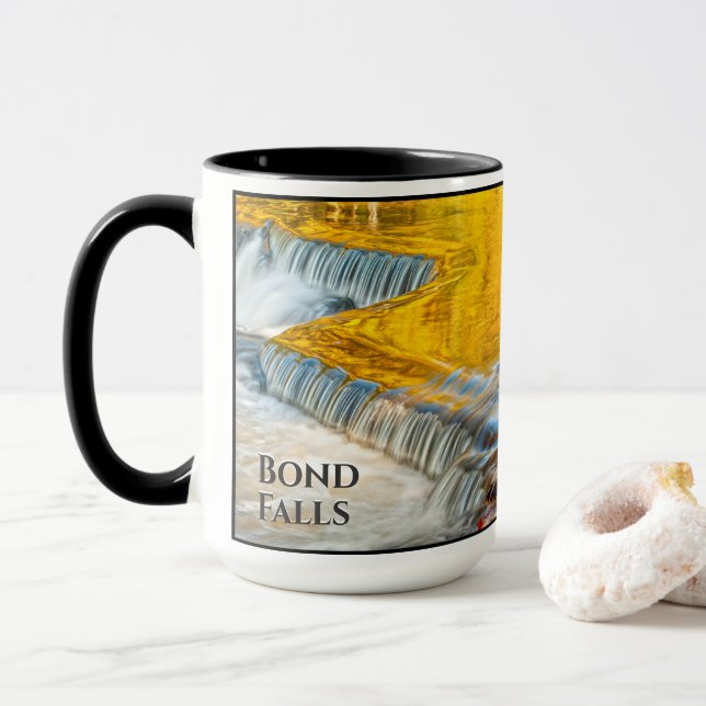 Mug Les feuilles d'automne à Bond Falls Michigan (Avec donut)
