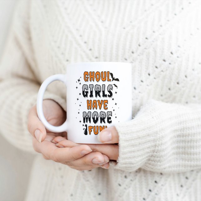 Mug Les Filles Ghoul Ont Plus Amusant Halloween Modern (A woman holding a white coffee mug with Orange and black text saying Ghoul girls have more fun.)