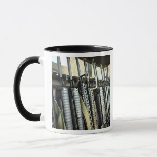 Mug Les fusils d'assaut sont prêts sur le rack d'armes