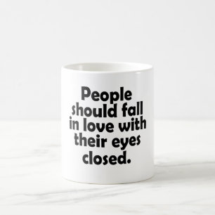 Mug Les gens devraient tomber amoureux les yeux fermés