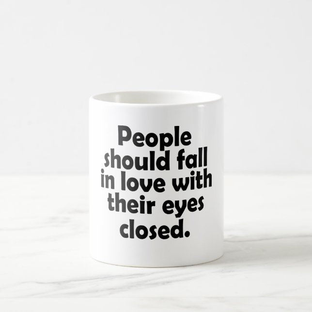 Mug Les gens devraient tomber amoureux les yeux fermés (Centre)