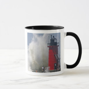 Mug Les gens sur la jetée regardent de grandes vagues