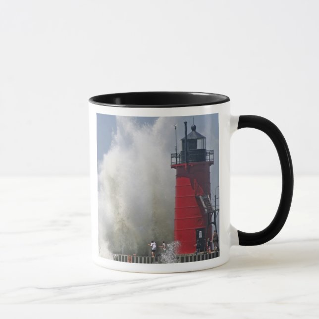 Mug Les gens sur la jetée regardent de grandes vagues  (Droite)