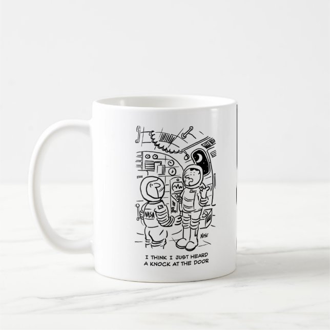 Mug Les hommes de l'espace écoutent frapper à la porte (Gauche)