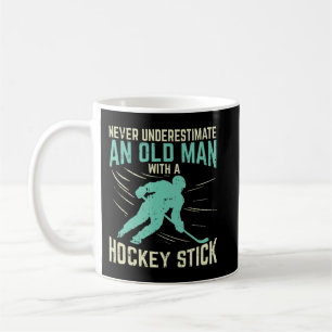 Mug Les hommes ne sous-estiment jamais un vieil homme