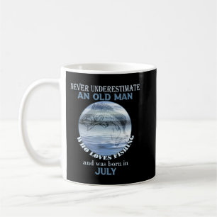 Mug Les hommes ne sous-estiment jamais un vieil homme 